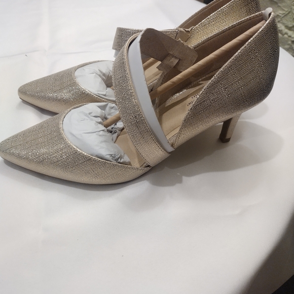 Elegant Gold Women's Shoes - Picture 4 of 7